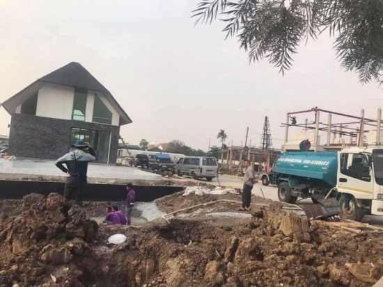 รถน้ำประปาไซต์งานก่อสร้าง