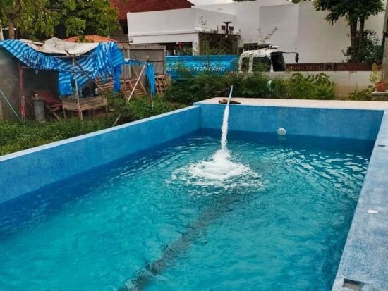 รถน้ำประปาเติมสระว่ายน้ำ